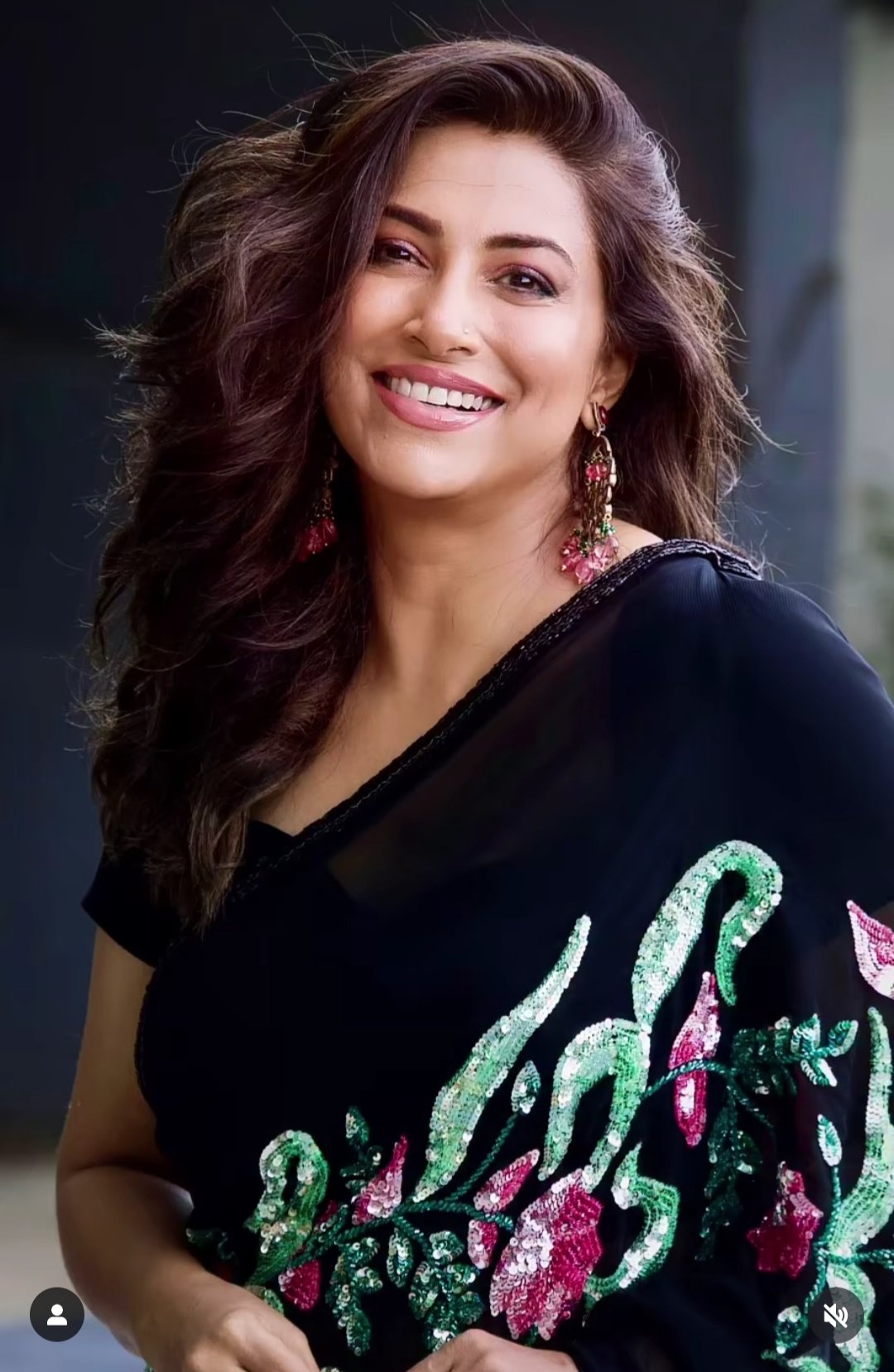 Kranti Redkar wearing Feathers & Flowers